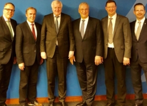 Foto v.l.: DSB-Bundesgeschäftsführer Jörg Brokamp, DSB-Präsident Hans-Heinrich von Schönfels, Bundesinnenminister Horst Seehofer, bayerischer Innenminister Joachim Herrmann, BSSB-1. Landesschützenmeister Christian Kühn, BSSB-Geschäftsführer Alexander Heidel. 